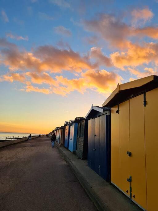 Awave From It All - Escape The City Life Jaywick Sands Екстериор снимка