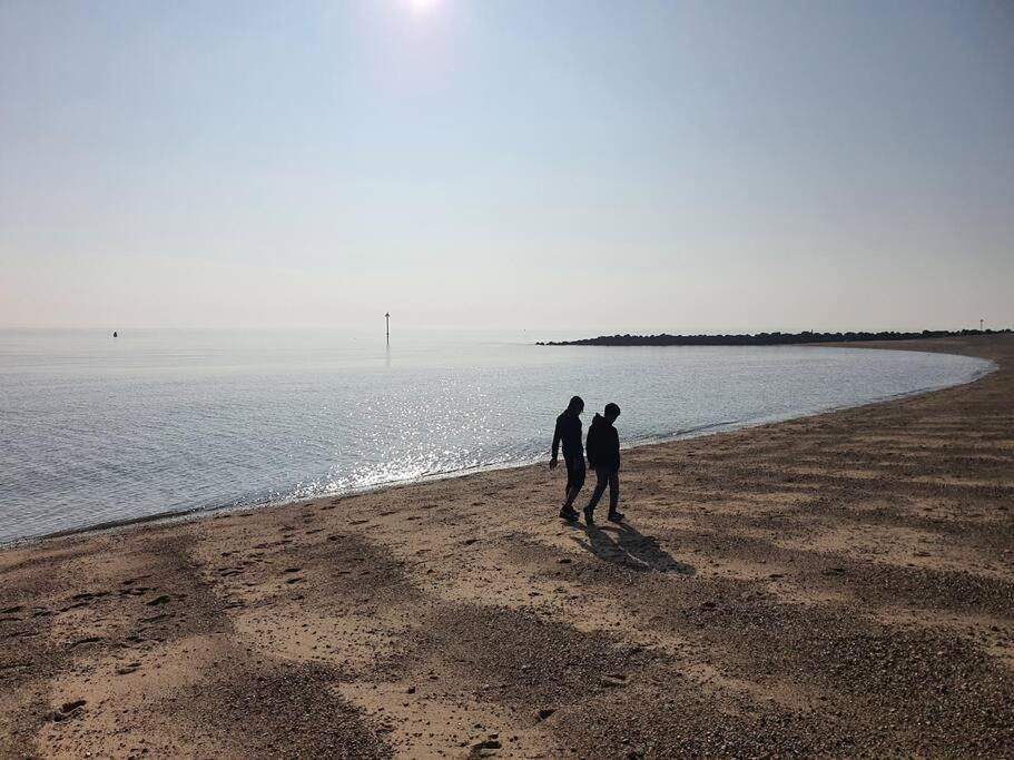 Awave From It All - Escape The City Life Jaywick Sands Екстериор снимка